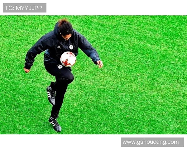 足球颠球之王挑战极限技巧的绝妙表现与运动员风采解析